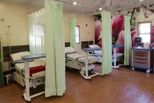 医生检查南非市场的医院家具